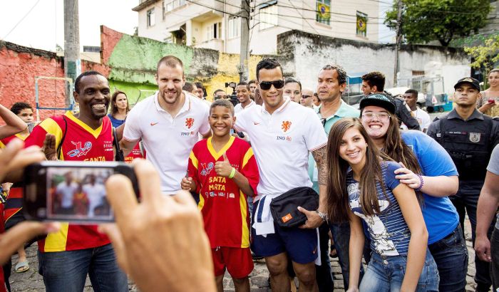 Jogadores da Holanda posam para fotos com moradores de favela no Rio | EFE / Koen van Weel