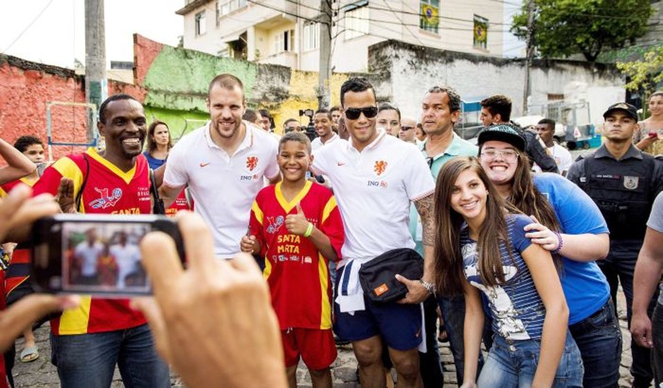 Jogadores da Holanda posam para fotos com moradores de favela no Rio | EFE / Koen van Weel