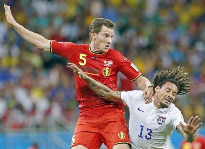 Vertonghen e o jogador dos Estados Unidos Jermaine Jones se enfrentam em oitavas de final da Copa do Mundo |