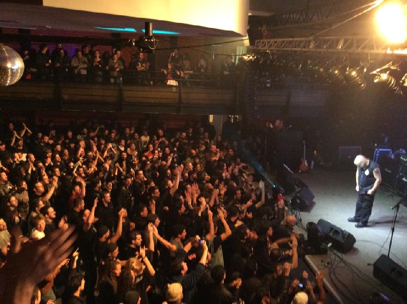 Jogando em casa: Blaze saúda o público | Divulgação