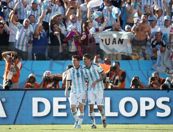 Angel di Maria e Lionel Messi comemoram vitória sobre a Suíça durante prorrogação |