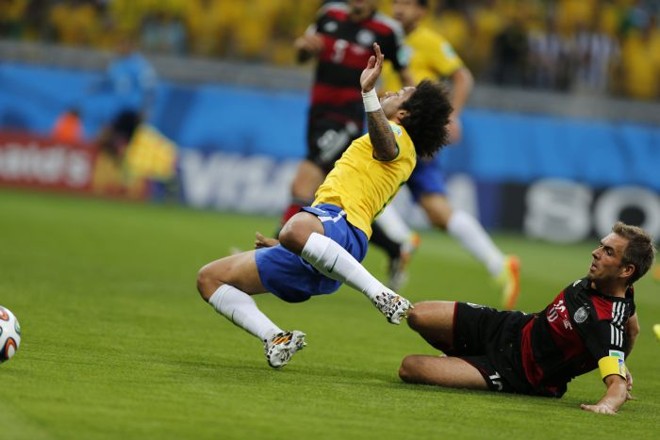 Marcelo cai em campo durante partida contra a Alemanha | 