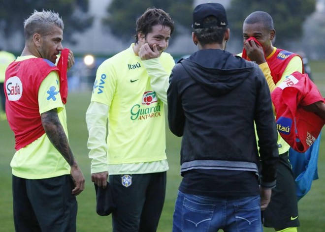 Neymar conversa com Daniel Alves, Hernanes e Fernandinho |
