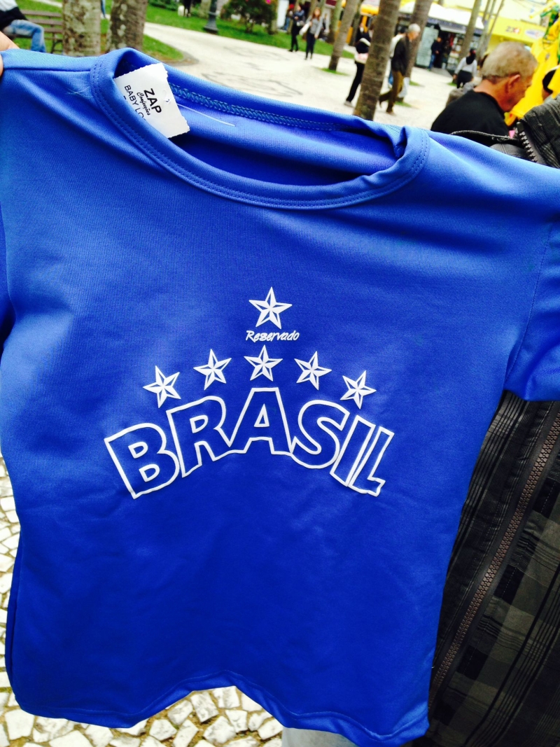 Camisetas com seis estrelas venderam bem até ontem | Anna Paula Franco/ Gazeta do Povo