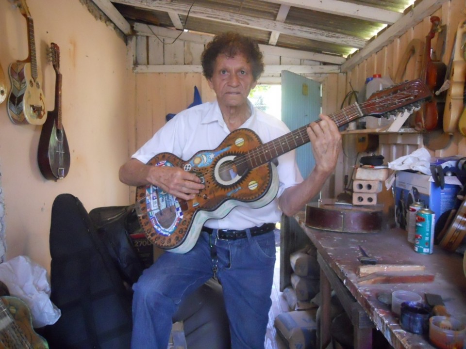 Pedrinho da Viola: fabricando sons e instrumentos | Reprodução