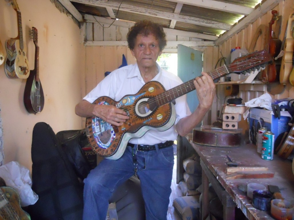 Pedrinho da Viola: fabricando sons e instrumentos