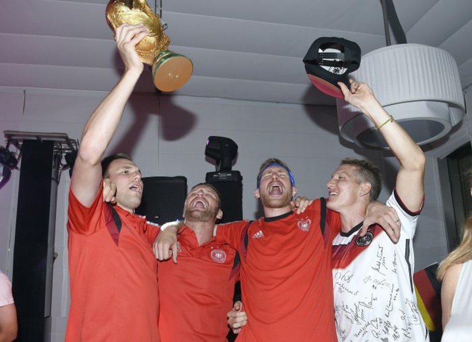 Kevin Grosskreutz, Shkodran Mustafi, Per Mertesacker e Bastian Schweinsteiger na festa alemã no hotel | Reuters