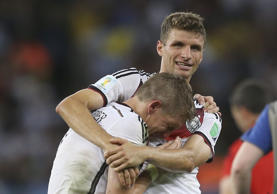 Müller abraça Schweinsteiger após a conquista do título | Marcelo Sayão/EFE