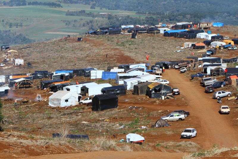 Sem-terra começam a erguer barracos para as 2,5 mil famílias | Fábio Conterno/Gazeta do Povo