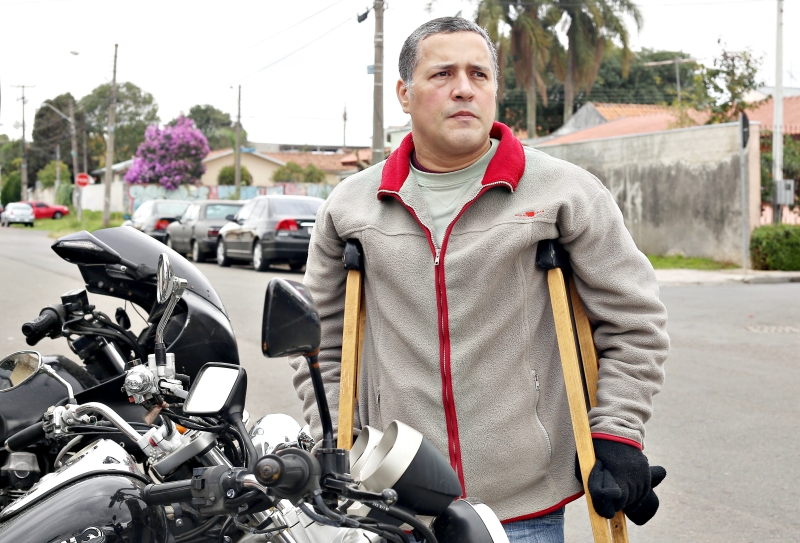 Aumir quebrou a perna em três partes e ficará 6 meses sem trabalhar após acidente de moto | Giulliano Gomes/ Gazeta do Povo