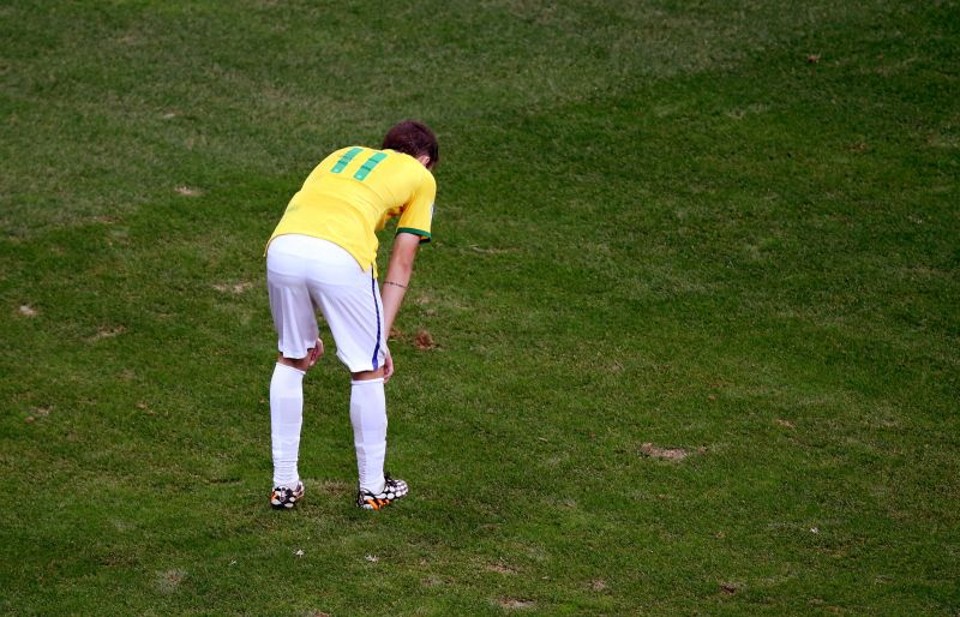 'Até que jogamos bem', afirma Oscar depois de 3 a 0 para Holanda Autor do único gol do Brasil contra a Alemanha, meia Oscar esboça um lado otimista | Reuters