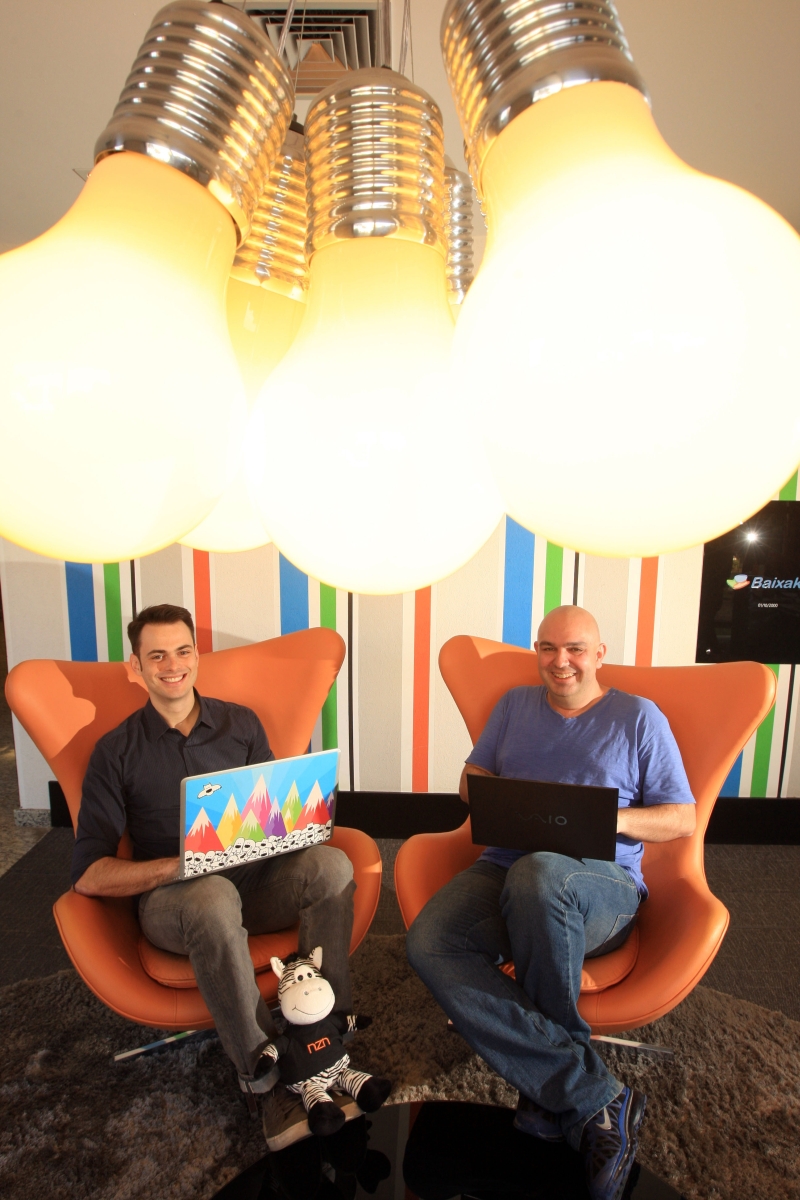 Gui Barthel e Marcos Souza, do Grupo NZN, de Curitiba: produtos, como o site Baixaki, atendem ao público nerd há 14 anos | Ivonaldo Alexandre/Gazeta do Povo