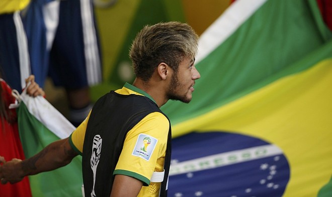 Neymar foi ao Mané Garrincha acompanhar a partida do banco de reservas |