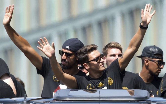 Ozil (à frente) e Khedira (à esq.) acenam para a multidão |