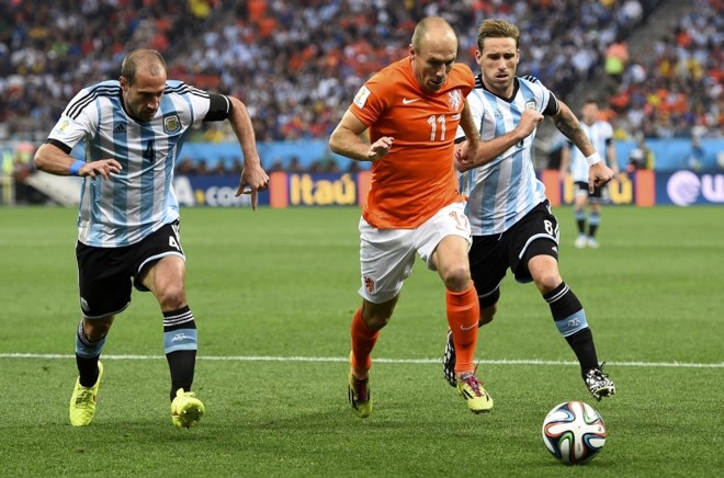 Jogadores argentinos marcam o holandês Arjen Robben | 