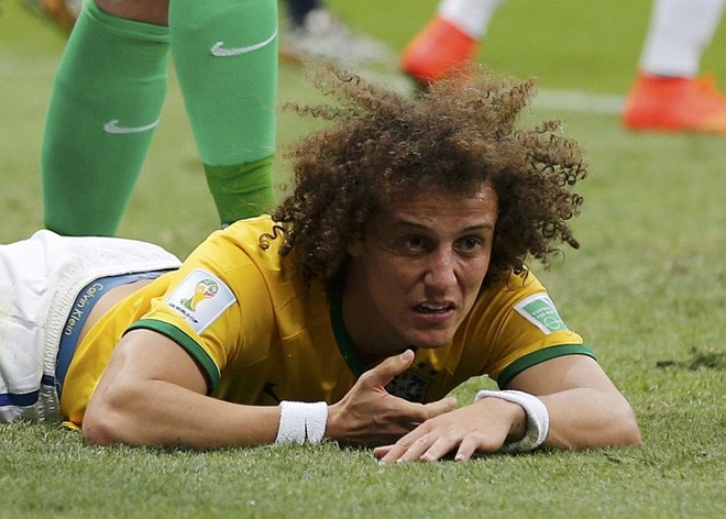 David Luiz cai ao chão após perder jogada no meio de campo |