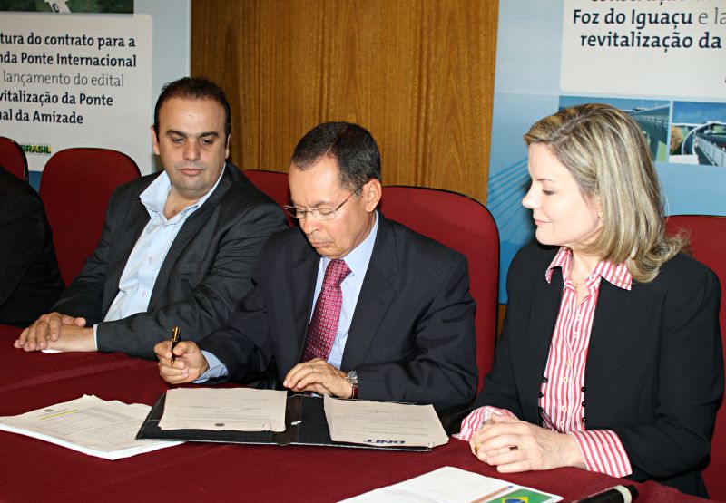 Ministro Paulo Sérgio Passos assina contrato para a obra da nova ponte na fronteira | Christian Rizzi/Gazeta do Povo