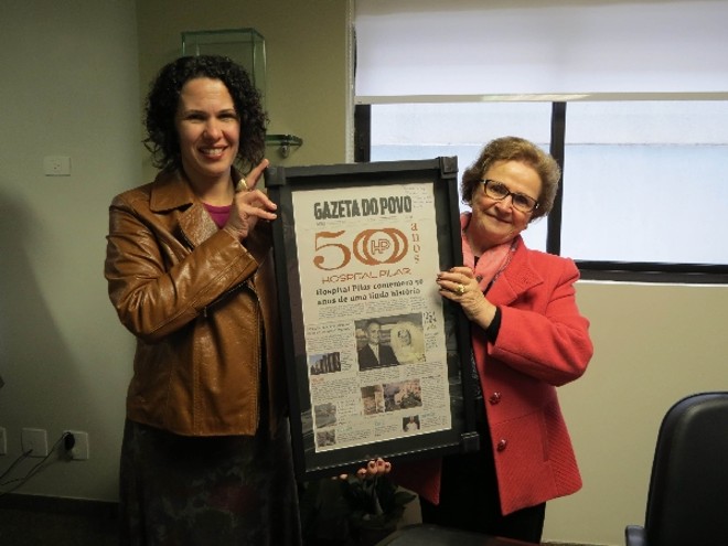 A Gazeta do Povo fez ontem uma homenagem ao Hospital Pilar, que está comemorando 50 anos. A diretora comercial do jornal, Luciana Lima (à esq.), entregou uma capa especial com a história da instituição e um bolo à fundadora e atual presidente, Milva Schruber Milano |