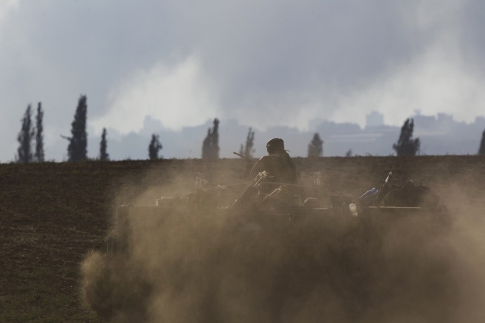 Soldados israelenses perto da faixa de Gaza. O ataque resultou em um domingo com o maior número de mortes | Reuters/Giampiero Sposito