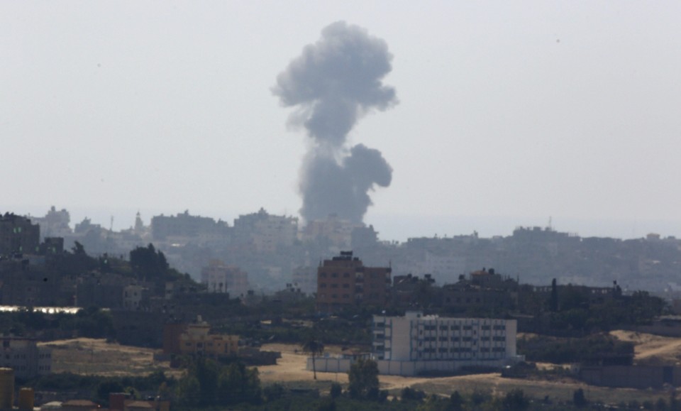Coluna de fumaça aparece no céu após um ataque israelense contra a Faixa de Gaza | EFE/Abir Sultan