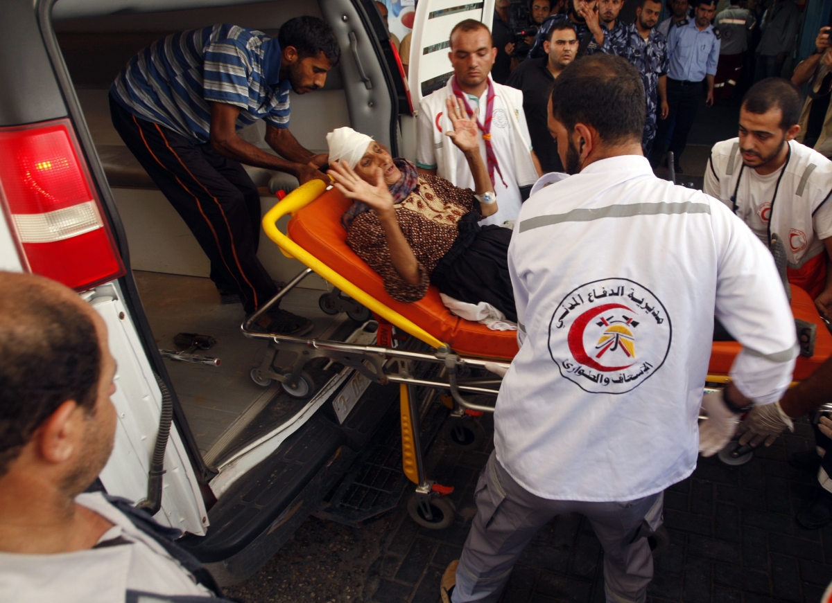 Mulher ferida é socorrida na Faixa de Gaza | Reuters/Ahmed Zakot