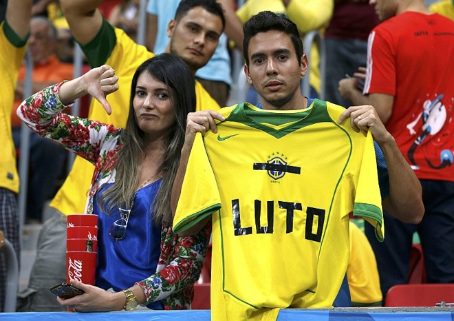 Torcedores protestam contra o mau desempenho brasileiro na Copa do Mundo |