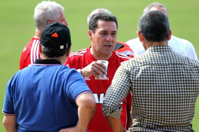 Luxemburgo já comandou treino do Flamengo na manhã desta quinta-feira (24) |