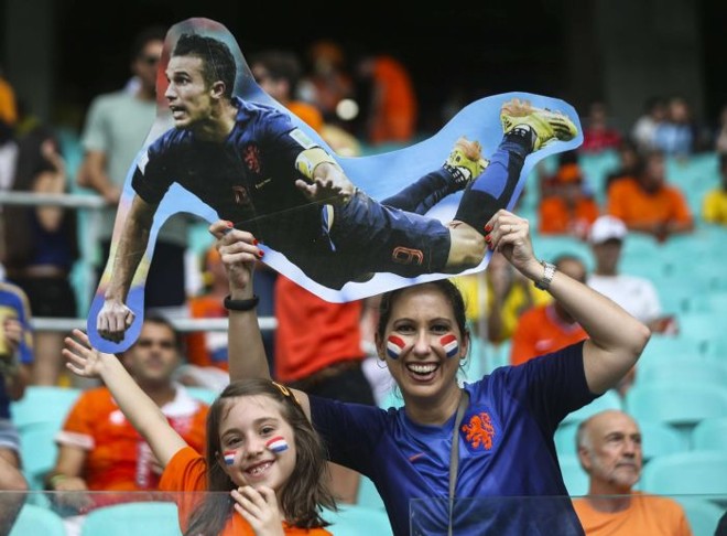 Torcida da Holanda lembra do golaço de Van Persie contra a Espanha |