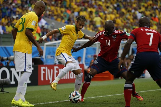 Neymar tem a posse de bola, mas é marcado por Ibarbo e Armero |