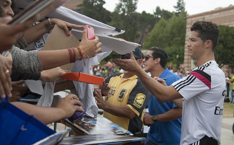 Cristiano Ronaldo dando autógrafos para torcedores nos EUA | EFE