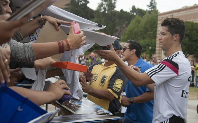 Cristiano Ronaldo dando autógrafos para torcedores nos EUA | EFE