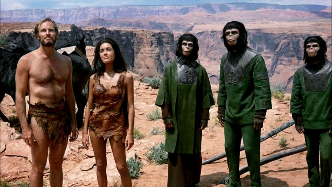 O Planeta dos Macacos (1968):Na primeira versão, dirigida por Franklin J. Schaffner, Taylor (Charlton Heston) e sua equipe de astronautas caem em um planeta distante no futuro, em que os macacos são a espécie dominante e os humanos, escravos | 