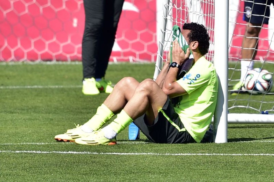 Fred sentado no pé da trave, após o treino de quarta-feira. | Gaspar Nóbrega/ Vipcomm