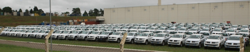Com os pátios cheios de carros novos, montadoras como a Volkswagem precisaram reduzir as linhas de produção no último mês | Ivonaldo Alexandre/ Gazeta do Povo