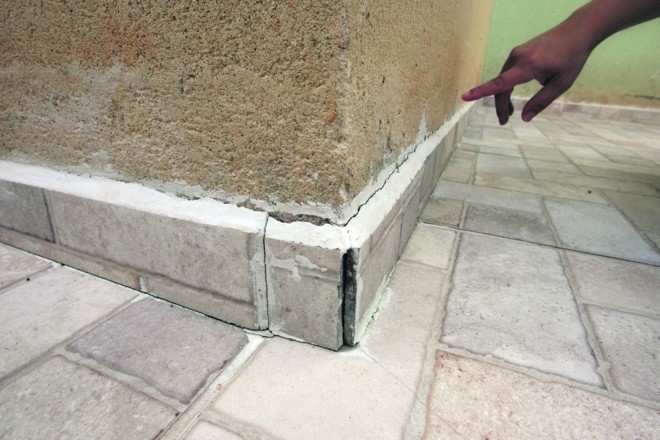 Infiltração faz com que a família de Ana conviva com o mofo nas áreas externa e interna do imóvel |