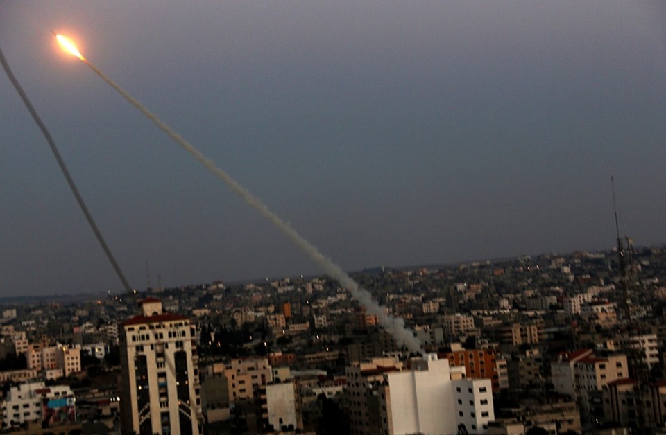 Foguete M75, lançado pelo braço armado do grupo Hamas, em Gaza, no dia em que Israel intensificou os ataques contra territórios palestinos | Mohammed Saber/Efe
