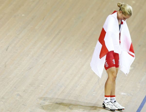 A ciclista inglesa Laura Trott festeja vitória em prova nos Jogos da Comunidade Britânica das Nações, que estão sendo realizados em Glasgow, na Escócia | REUTERS/Andrew Winning