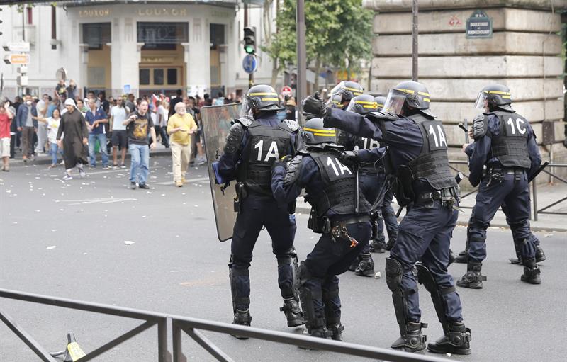Milhares de ativistas pró-palestinos se enfrentaram com a polícia de choque em Paris, desafiando uma proibição de marchar em apoio do povo de Gaza | EFE/EPA/CHRISTOPHE KARABA