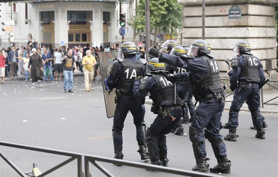 Milhares de ativistas pró-palestinos se enfrentaram com a polícia de choque em Paris, desafiando uma proibição de marchar em apoio do povo de Gaza | EFE/EPA/CHRISTOPHE KARABA