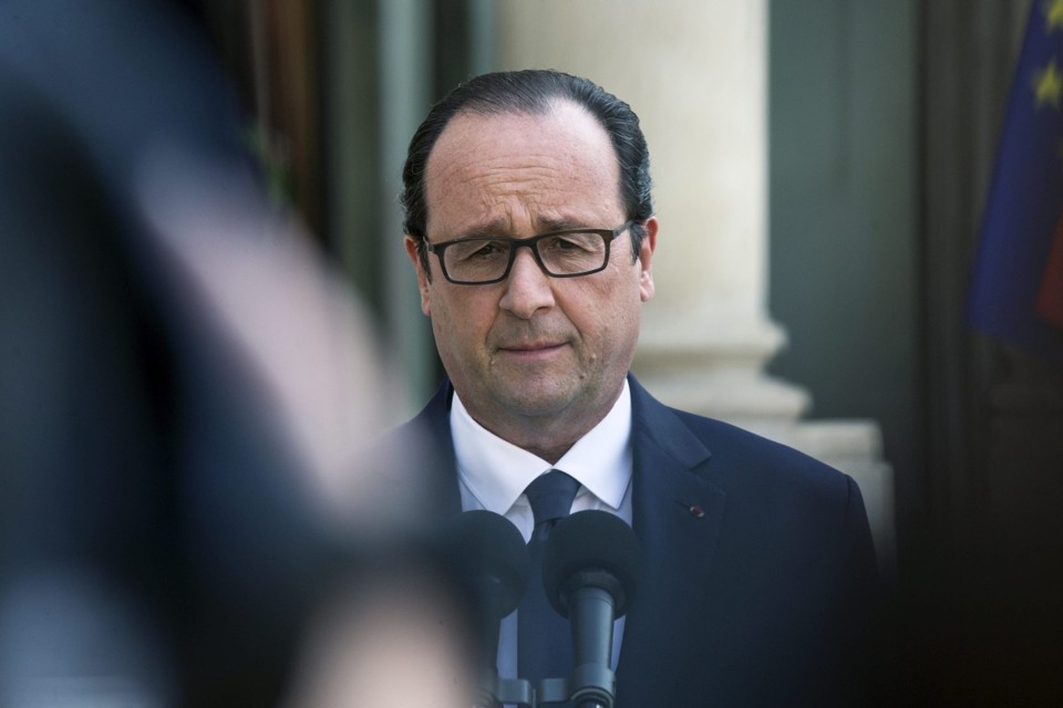 François Hollande dá uma entrevista coletiva no Palácio do Eliseu para falar sobre a queda do voo da Air Algerie | EFE/Etienne Laurent