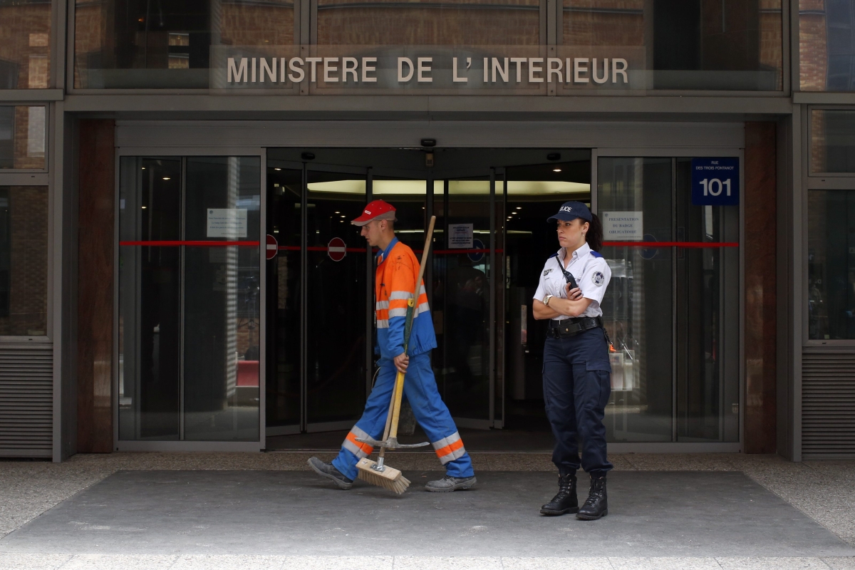 Policial guarda a entrada do prédio onde Sarkozy está sob custódia em Nanterre, na França | Reuters/Benoit Tessier