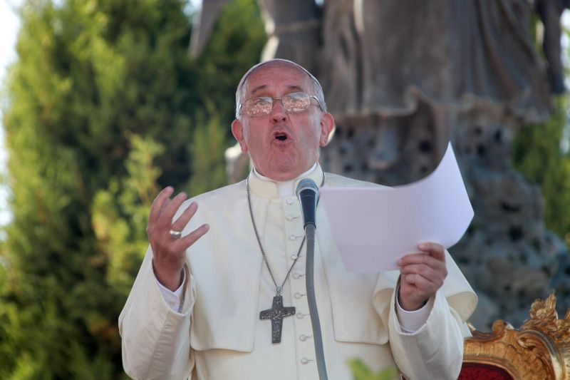 O pontífice se encontrou nesta segunda-feira (7) com seis vítimas | EFE/EPA/NICOLA LANESE