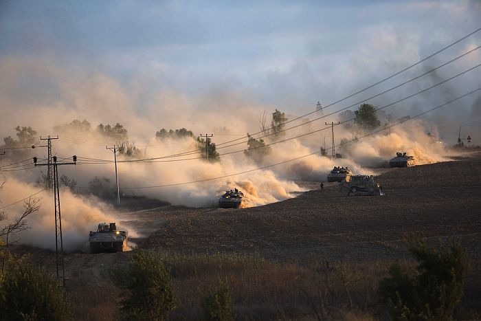 Tanques israelenses fazem manobras em território palestino | Ronen Zvulun / Reuters