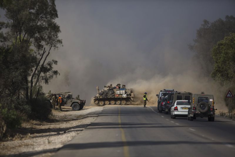 Tanques israelenses continuam nas ruas da Faixa de Gaza, em ofensiva terrestre do exército de Israel | REUTERS/Amir Cohen