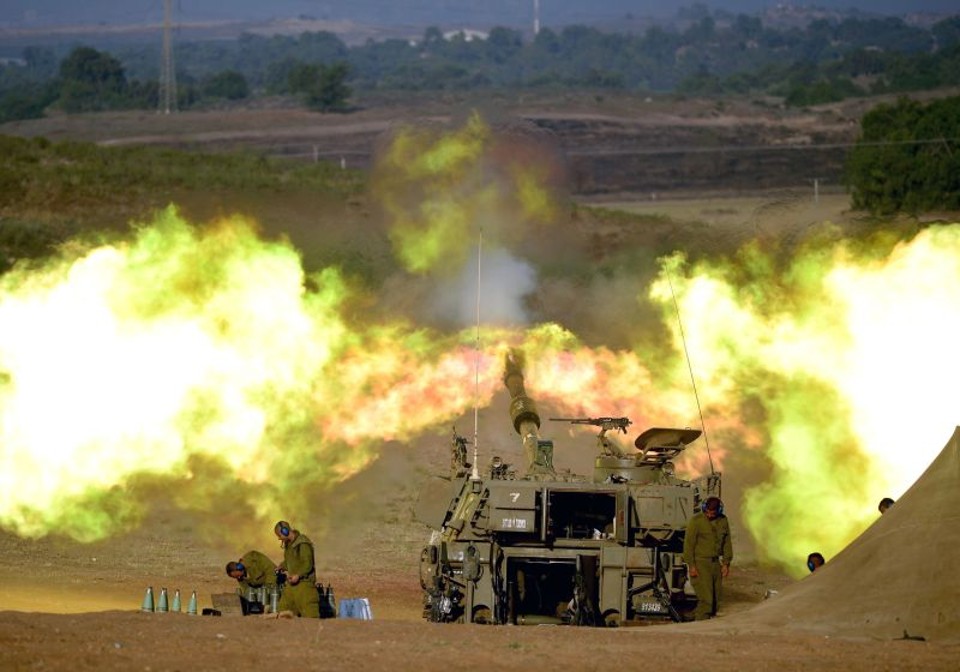 Israelense dispara canhão de artilharia na Faixa de Gaza, pouco antes do início do cessar-fogo | EFE/EPA/AVI ROCCAH ISRAEL OUT