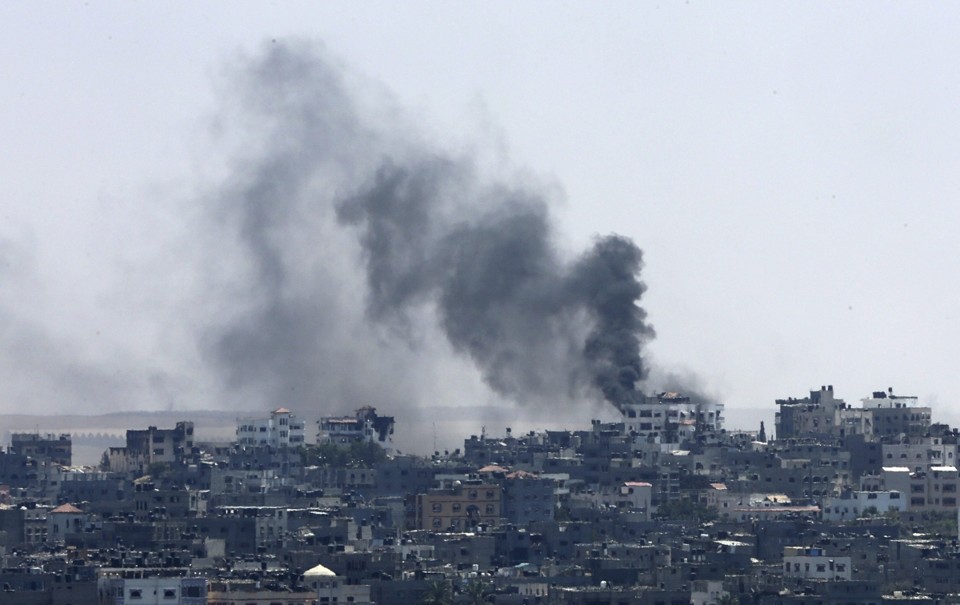 Coluna de fumaça sobe em Gaza durante a contínua ofensiva israelense | EFE/Mohammed Saber