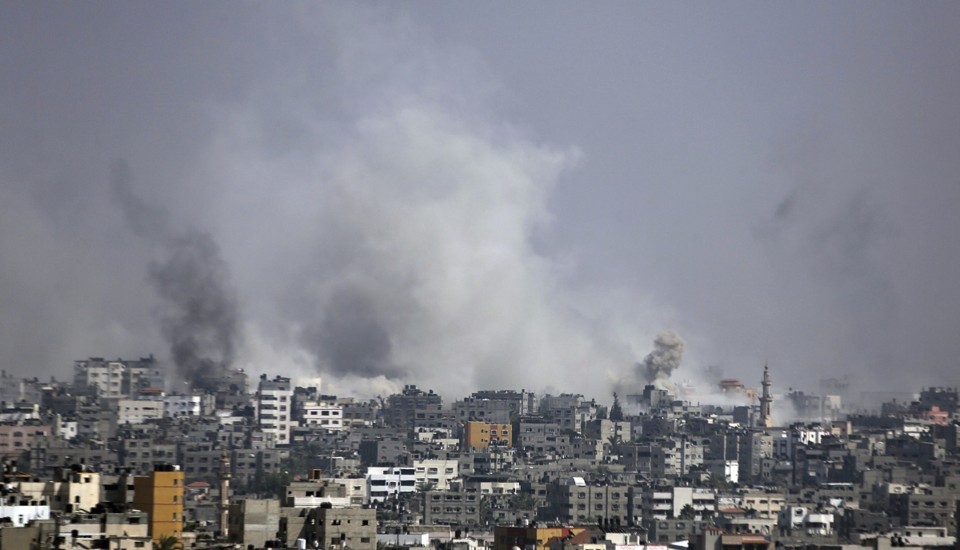 Fumaça sobe de Gaza durante os contínuos ataques israelenses | EFE/Mohammed Saber
