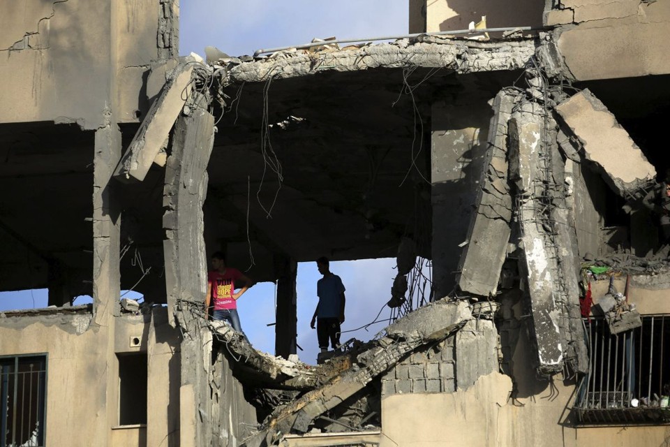 Palestinos vistoriam edifício destruído por bombardeio de Israel. Quase 200 palestinos já morreram na Faixa de Gaza em decorrência dos ataques israelenses dos últimos dias | EFE/Mohammed Saber