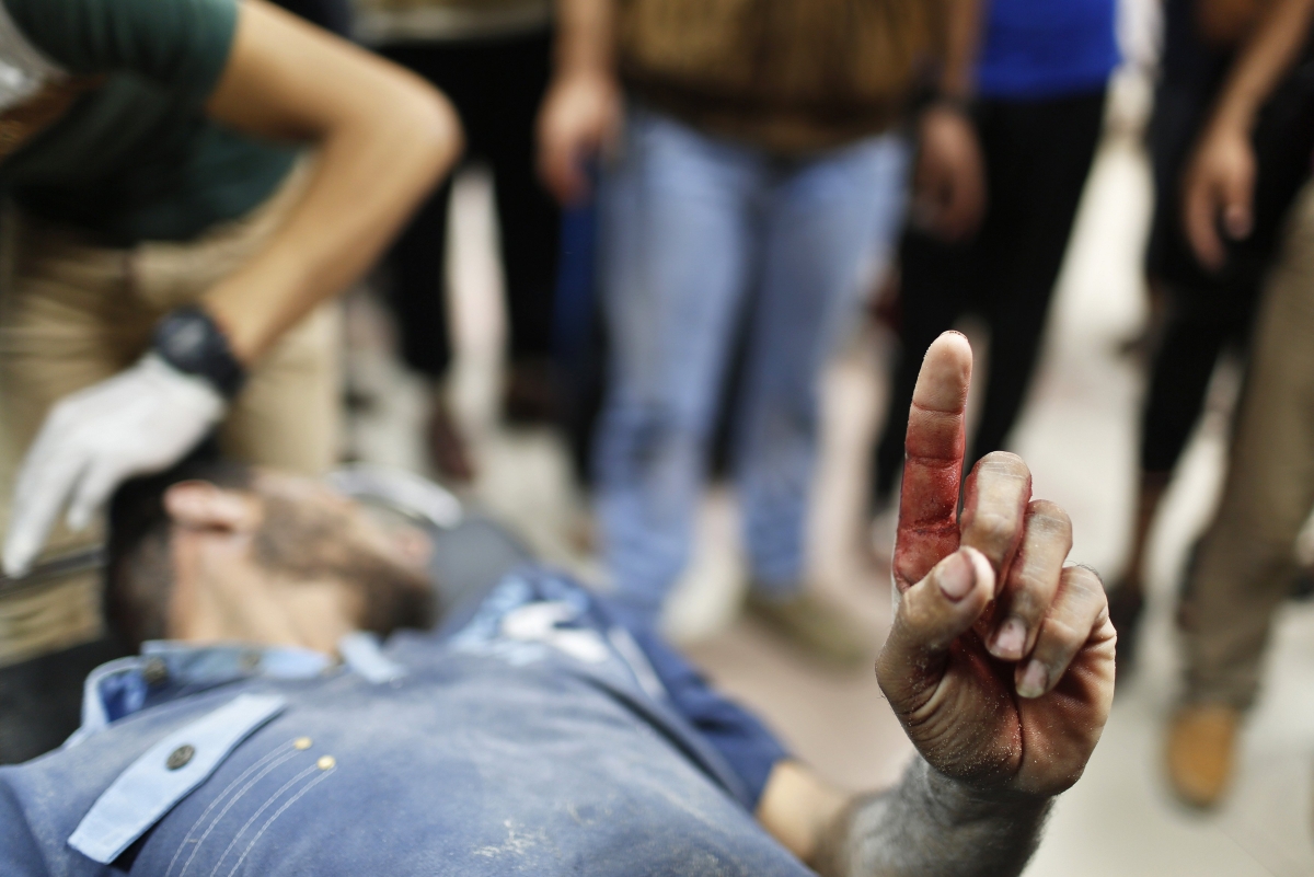 Homem ferido por um bombardeio aéreo de Israel é atendido em um hospital em Gaza | Reuters/Suhaib Salem