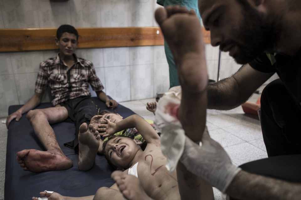 Feridos pelo bombardeio de um refúgio da ONU são atendidos em Gaza | EFE/Oliver Weiken